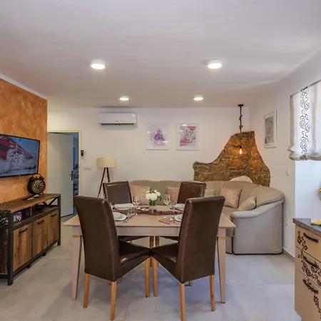Jordan, A Charming Near The Sea, With Garden & Pool